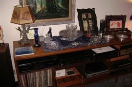 MID CENTURY CABINET BUT NO DOORS---ASSORTED AUDIO COMPONENTS 