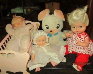 VINTAGE DOLLS INCLUDING KNICKERBOCKER HUCKLEBERRY HOUND