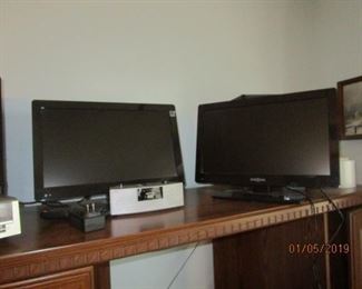 2 SMALL FLAT TVS