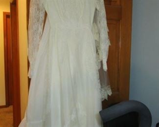 VINTAGE WEDDING DRESS SIZE 6 TO 9