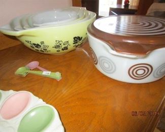 VINTAGE PYREX MIXING BOWLS AND SERVING BOWL