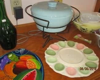 VINTAGE CASSEROLE WITH LID DISH