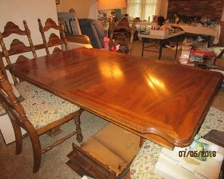 DINING ROOM TABLE WITH 2 LEAVES AND 8 CHAIRS