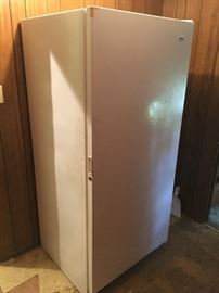 Large Frigidaire upright freezer.
Good working condition.
6’ tall about 13 cubic feet.