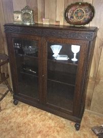 Antique Solid Oak Bookcase Cabinet.
Gorgeous details.
Comes with original key.