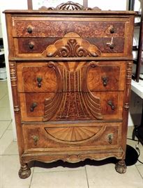 VICTORIAN CHEST OF DRAWERS