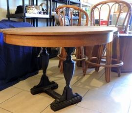 ANTIQUE ROUND TABLE WITH PEDESTAL BASE