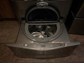 2017 Kenmore Elite Front Load Washer and Dryer with Washer Pedestal
