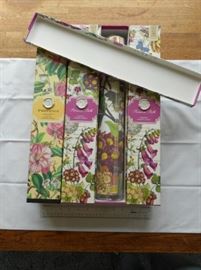 Lot of 4 scented botanical drawer liners https://ctbids.com/#!/description/share/132380