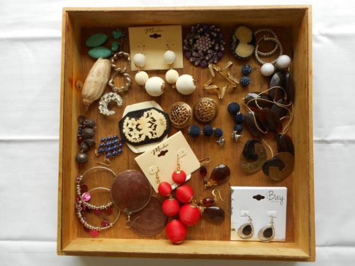 Large lot of vintage and costume jewelry- 39 pc. https://ctbids.com/#!/description/share/132428   