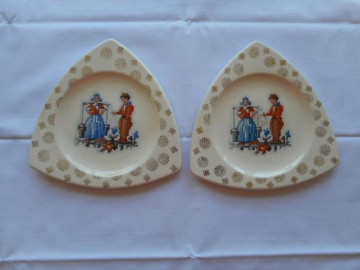 Set of 2 vintage Tricorne by Salem plates w/22 K gold trim               https://ctbids.com/#!/description/share/133133