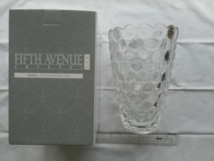 New 5th Avenue Ariana 9" vase               https://ctbids.com/#!/description/share/132441