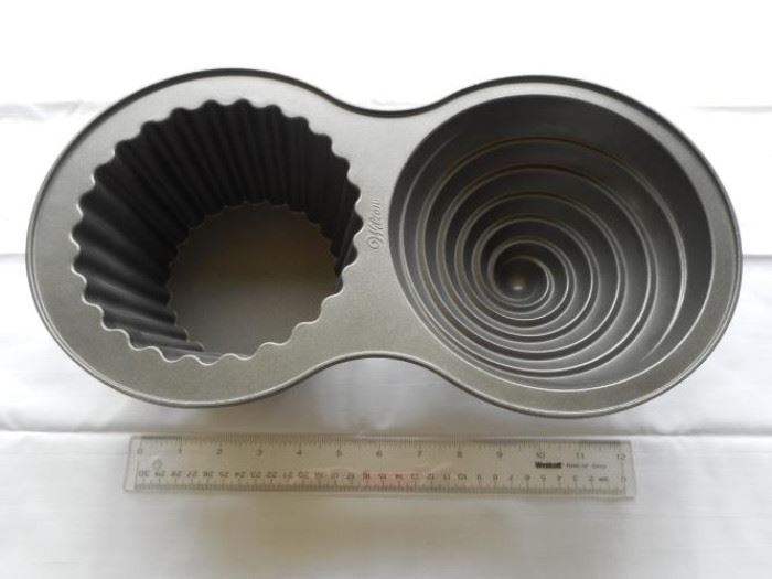 Wilton non-stick giant cupcake cake pan /mold https://ctbids.com/#!/description/share/132442