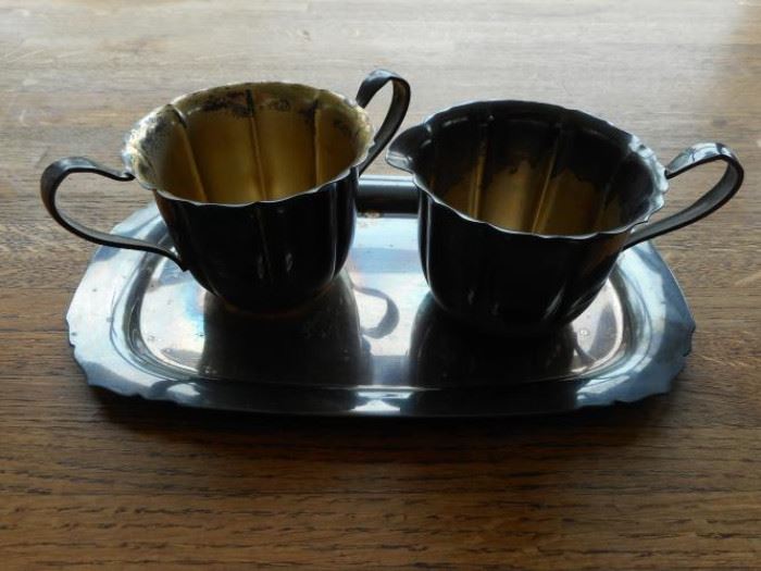 Silverplate Wm. Rogers sugar and creamer set with tray https://ctbids.com/#!/description/share/132503