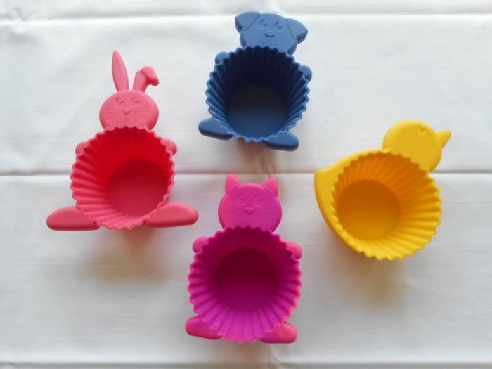 4 Spring silicon cupcake molds - 2 1/2" dia https://ctbids.com/#!/description/share/132926