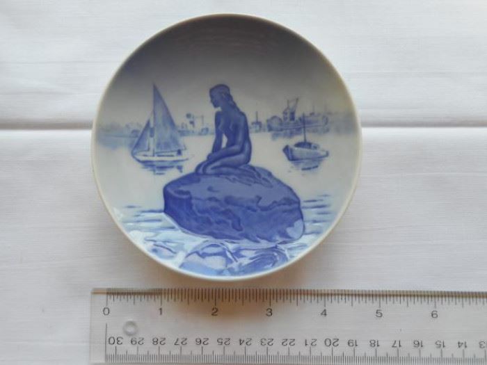 Vintage Langelinie - Royal Copenhagen #4356 Denmark small plate 1 1/2"dia  https://ctbids.com/#!/description/share/132931