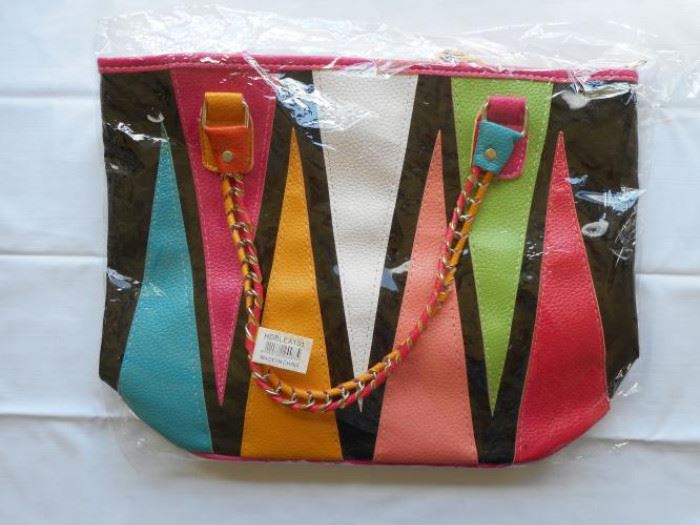 New Multi color purse - 15 x 12" - zipper top with 2 comp inside https://ctbids.com/#!/description/share/133005