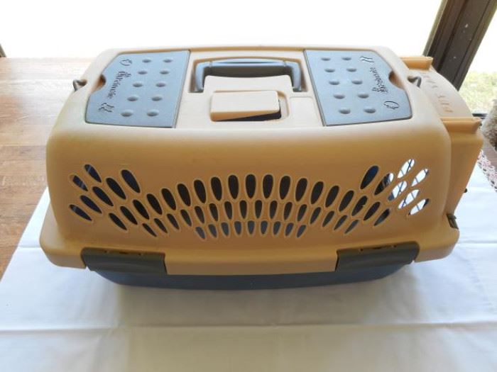 Pet Mate Pet Taxi - small animal carrier - 18 1/2 x 12 x 10" https://ctbids.com/#!/description/share/133015