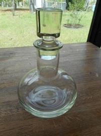 Modern decanter w/stopper 10" tall https://ctbids.com/#!/description/share/132539