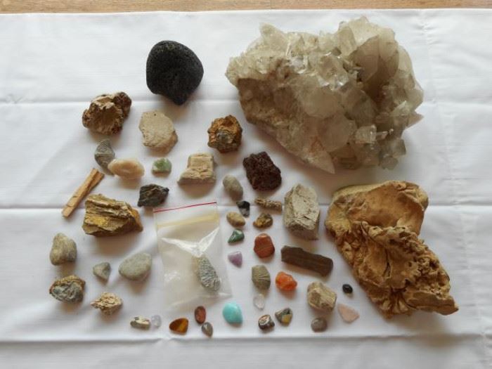 Fossil & gem stone collection - approx 45 pc. https://ctbids.com/#!/description/share/133041