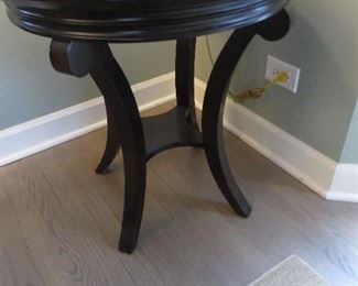 ROUND ACCENT TABLE
