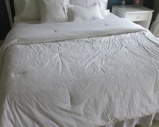 WHITE WOODEN ARCHED HEADBOARD & FRAME