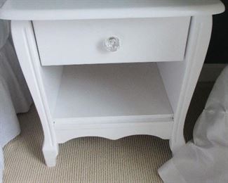 WHITE SINGLE DRAWER NIGHTSTAND