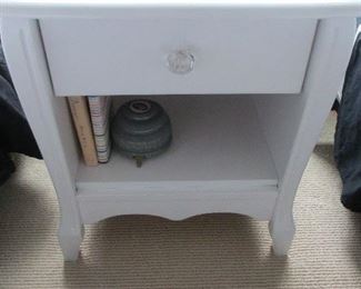 WHITE SINGLE DRAWER NIGHTSTAND