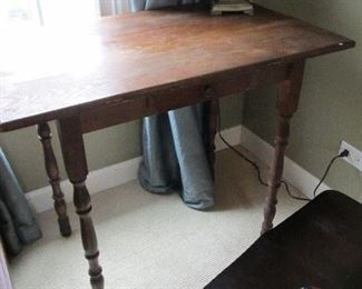 ANTIQUE WOODEN TABLE ON SPENDLE LEGS
