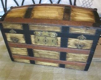 ANTIQUE ROUND DOME STEAMER TRUNK