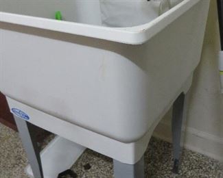 FLOOR MOUNT ULIITY SINK / TUB