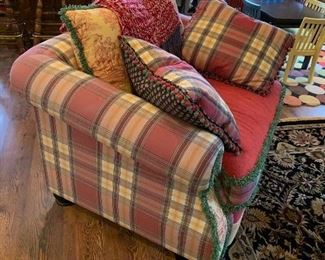 Very good oversized upholstered chair. Excellent condition!