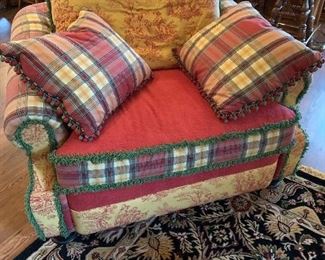 Very good oversized upholstered chair. Excellent condition!