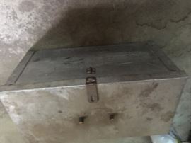 Metal tool box