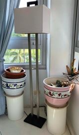 WWT003 Metal Framed Lamp & Two Plant Pots