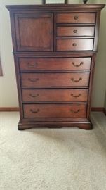 Very pretty dresser