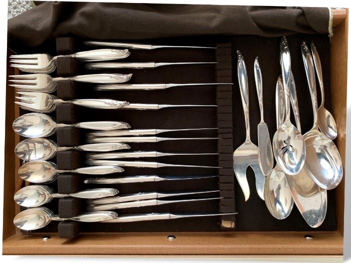 Holmes & Edwards deep silver (silverplated) flatware set.   In very good vintage condition with normal wear. Includes 25 teaspoons, 12 tablespoons, 16 luncheon forks, 8 salad forks, 12 knives, 1 master butter, 1 casserole spoon, 1 slotted spoon, 1 serving spoon, 1 serving fork, 1 cake server. 