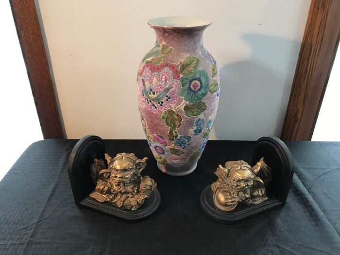 Chinese Vase and Foo Dog Bookends https://ctbids.com/#!/description/share/134394   