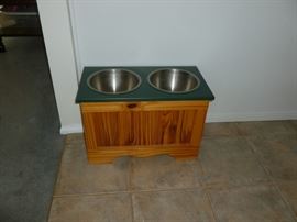 Elevated pet feeder