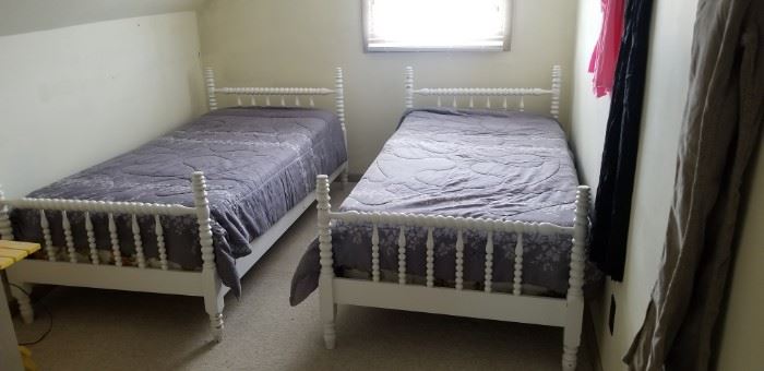 Cute twin beds