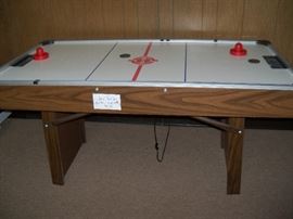 Air hockey table
