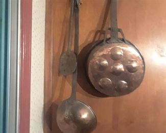 Hand hammered copper pot and other kirchen utensils, all antique
