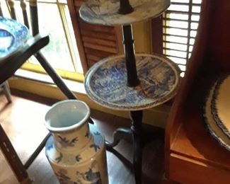 Asian vase, silent butler