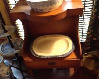 Basin table with drawer below