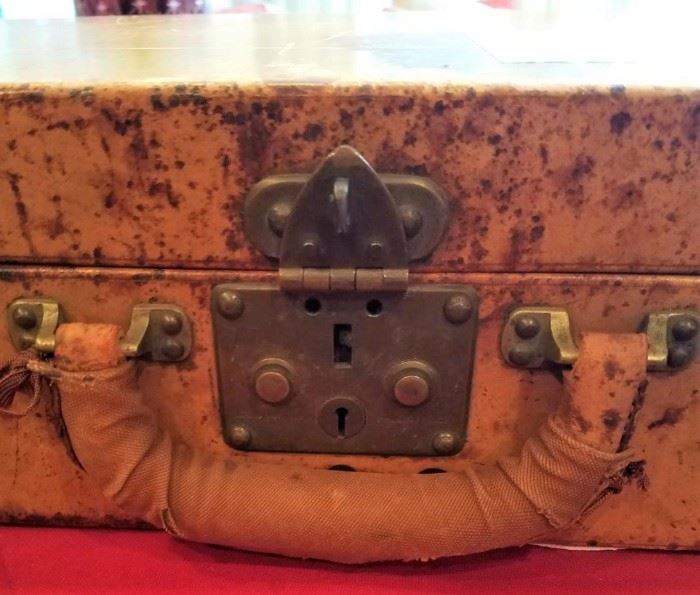 Rare 1930s Leather Louis Vuitton Monogrammed Suitcase lock details 