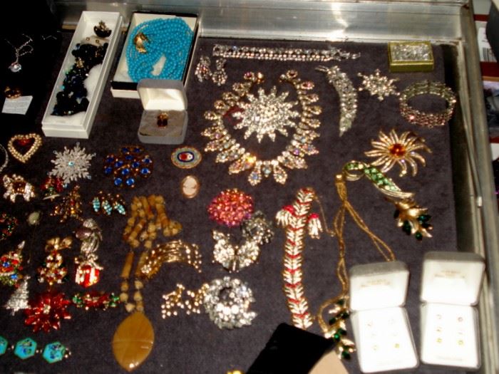 Large amounts of jewelry