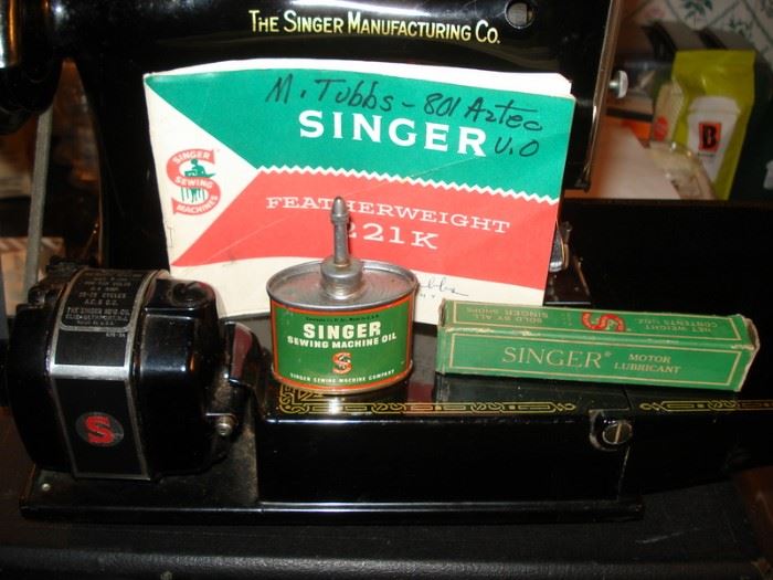Singer Featherweight Sewing Machine in Case