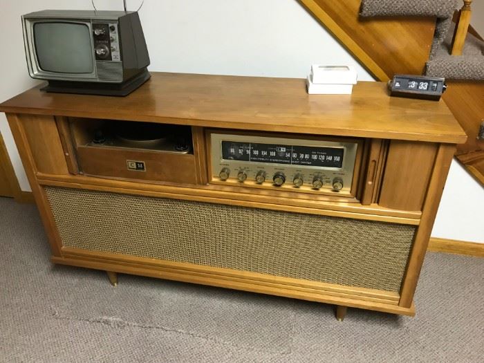VINTAGE RECORD CONSOLE WITH RADIO