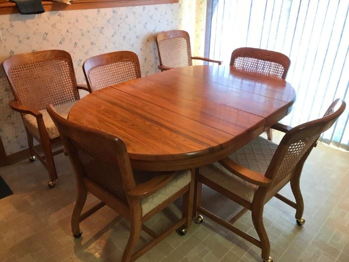 KITCHEN TABLE WITH 6 CHAIRS (INCLUDES 2 LEAVES SO IT CAN FIT IN SMALL SPACES)