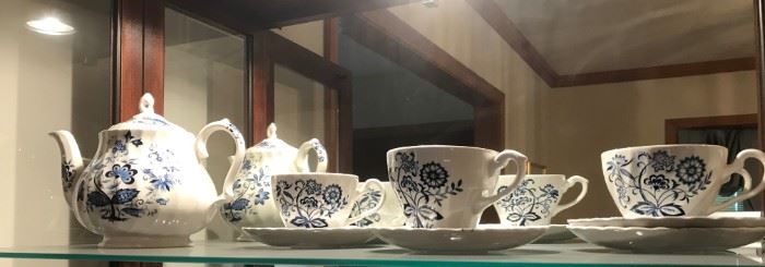 VINTAGE SADLER TEA POT WITH CUPS AND SAUCERS FROM ENGLAND